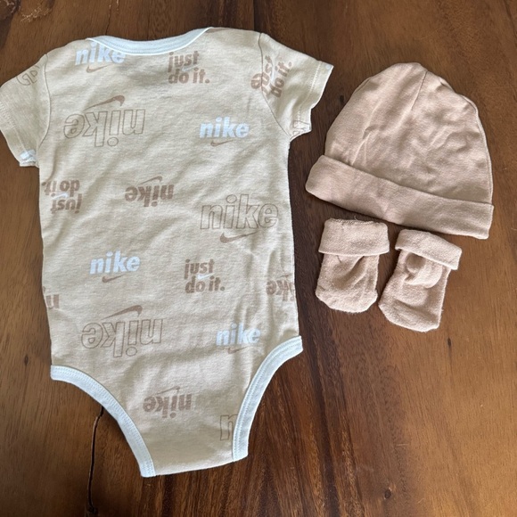 Nike Baby Neutral Onesie Hat and Booties Set in Beige Brown Size 6-12M - Picture 2 of 3